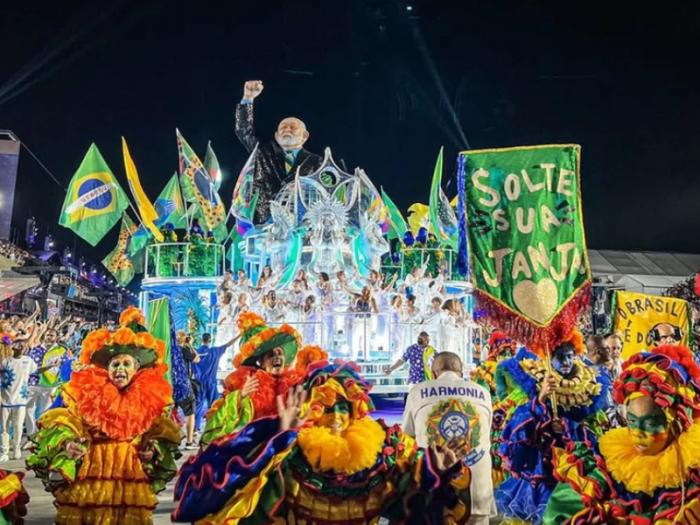 Niterói homenageia Lula e leva debates políticos para a avenida na primeira noite de desfiles