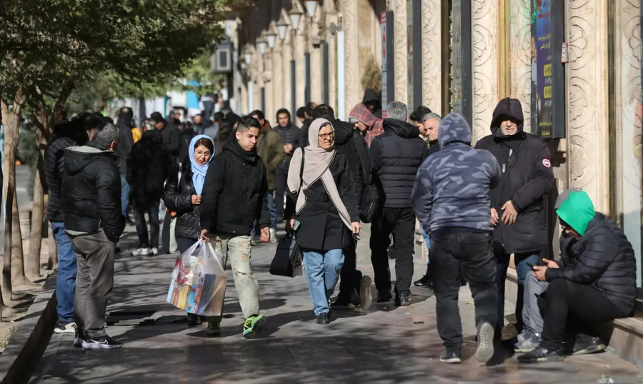 Trump anuncia tarifas de 25% a países que negociarem com Irã