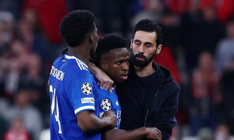 Vini Jr marca golaço e denuncia caso de racismo em Liga dos Campeões