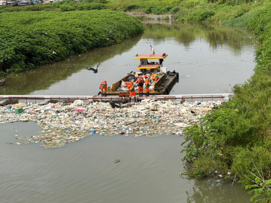 Ecobarreira retém 40 toneladas de lixo e evita que resíduos cheguem ao rio Negro na primeira semana de operação