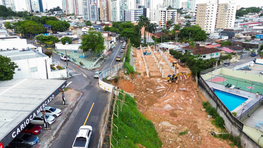 Obra de faculdade sofre embargo após causar cratera em rua do bairro Nossa Senhora das Graças