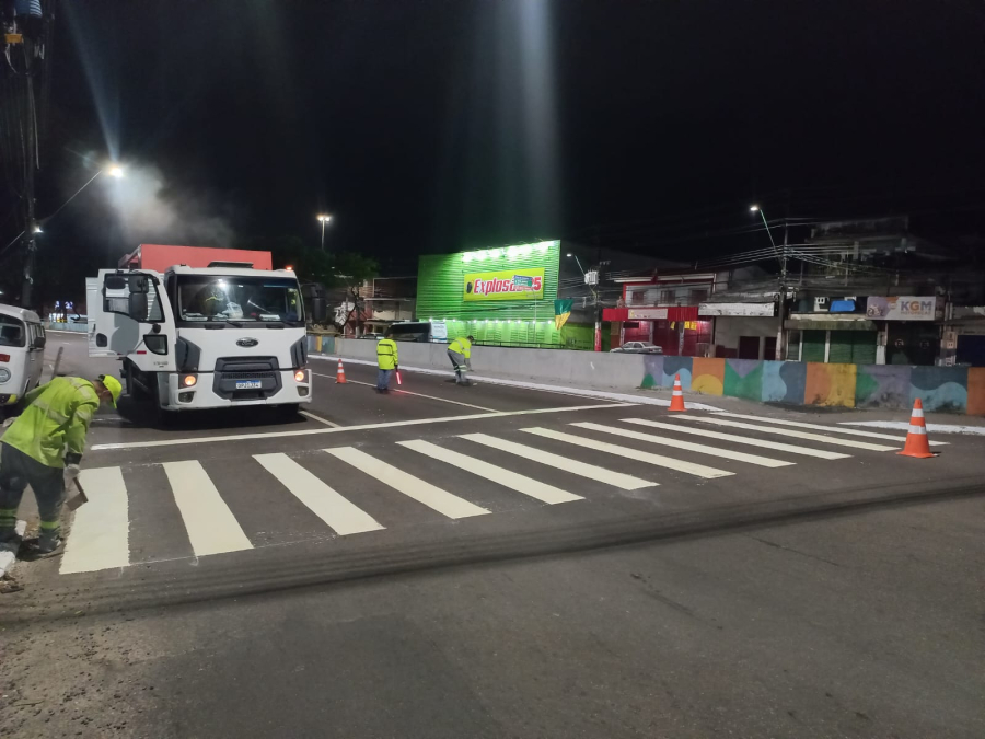 Vias de Manaus recebem nova sinalização da prefeitura para ordenamento do fluxo de veículos