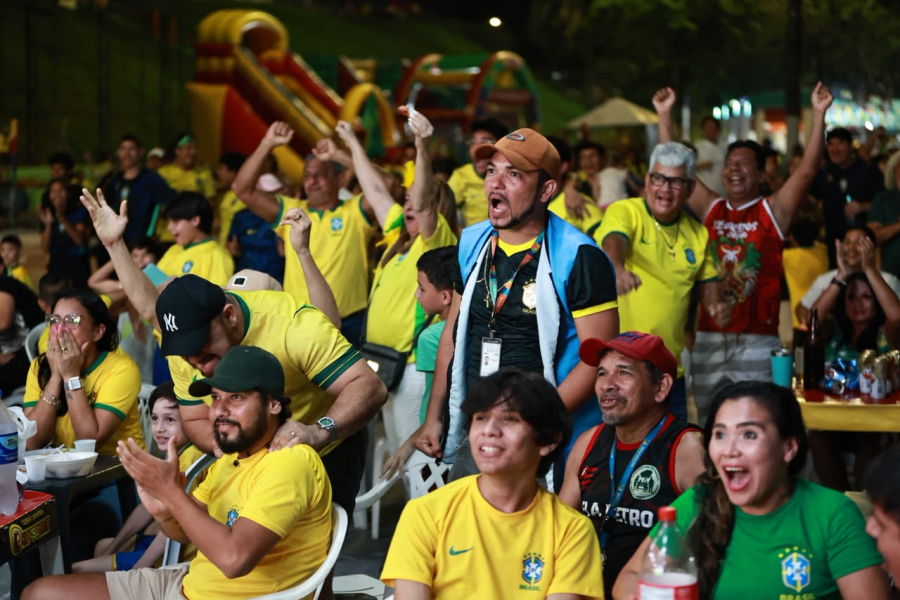 Ruas da Copa reúnem famílias e torcedores em clima de festa em Manaus