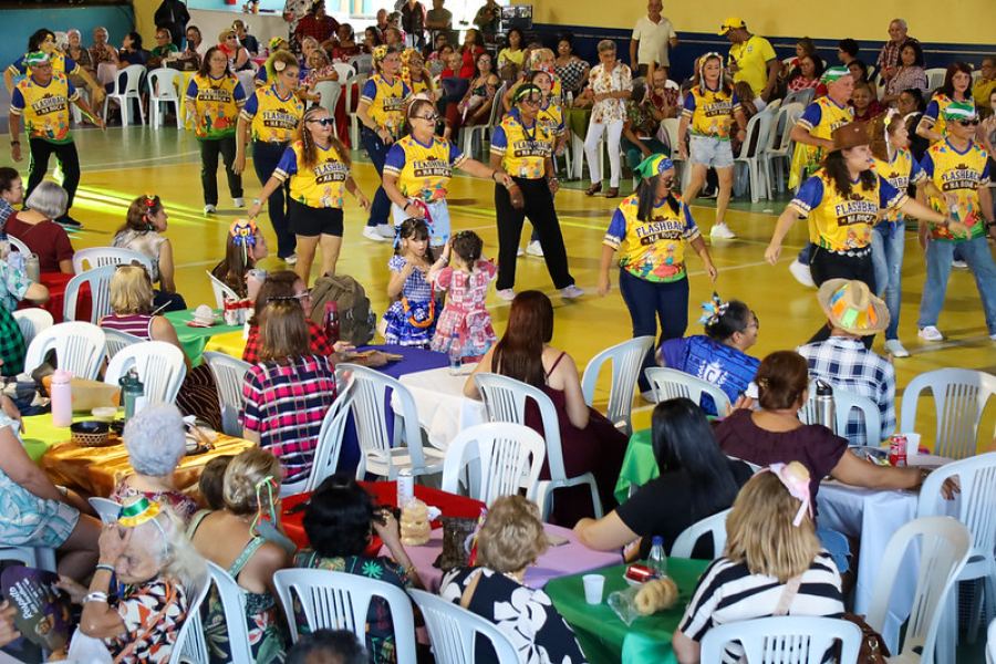 ‘Arraiá Parque na Roça’ reúne mais de 1,2 mil idosos em celebração das tradições folclóricas e do envelhecimento ativo