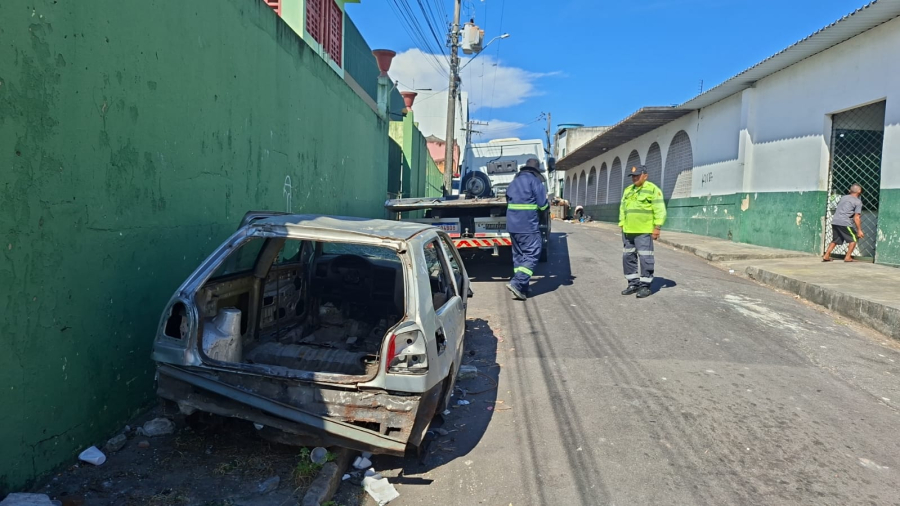 Operação ‘Sucata’ remove veículos abandonados das vias de Manaus