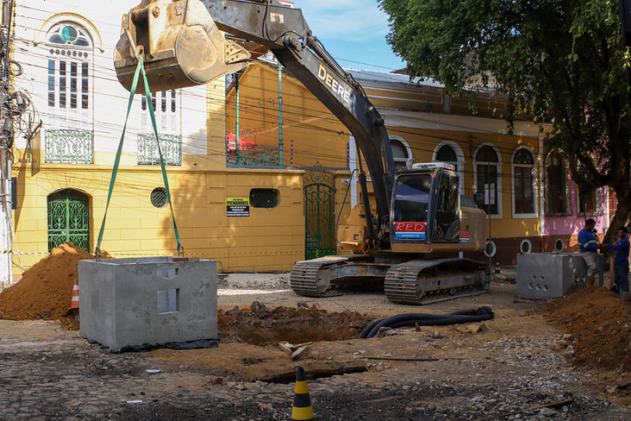 Obras na rua Ferreira Pena avançam para instalação de redes subterrâneas no Centro Histórico de Manaus